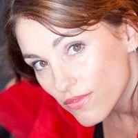 Amy Jo Johnson Nua