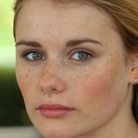 Anna Hausburg Nua