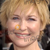Dee Wallace-Stone Nua