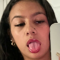 hollyhennesssey Nua