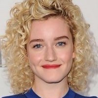 Julia Garner Nua