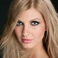 Laura Karnyaczki Nua