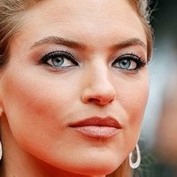 Martha Hunt Nua