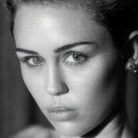 Miley Cyrus fakes Nua
