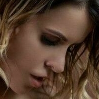Model Sharona Nua