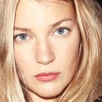 Mona Walravens Nua