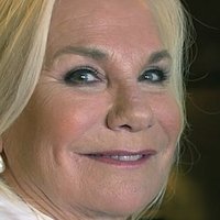 Monique van de Ven Nua