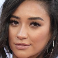 Shay Mitchell Nua