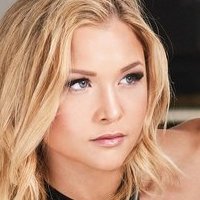 Sophia Thiel Nua