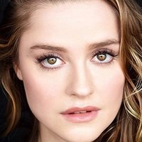 Stephanie Van Dyck Nua